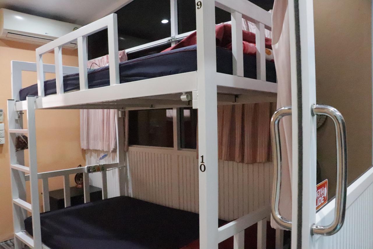 Ama Hostel Банкок Екстериор снимка