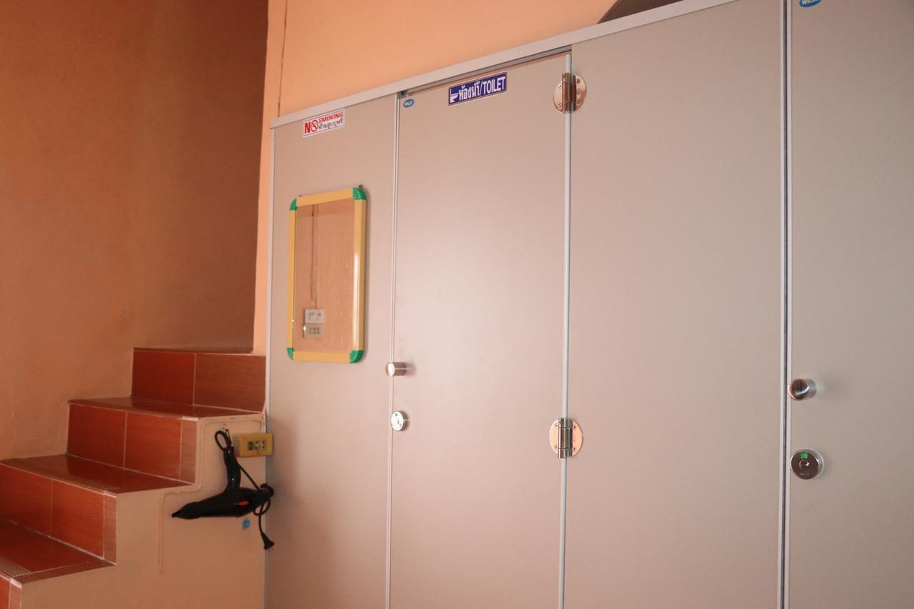 Ama Hostel Банкок Екстериор снимка