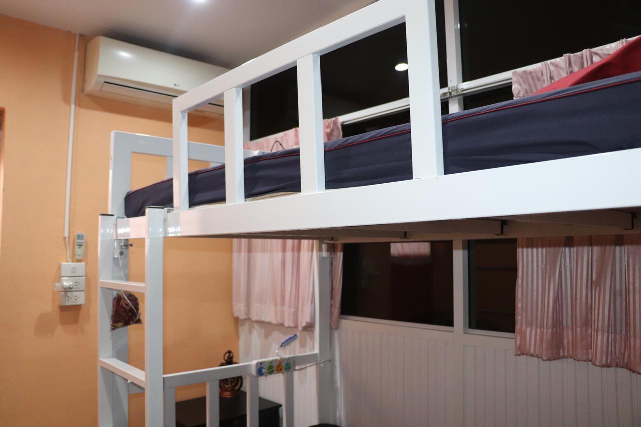 Ama Hostel Банкок Екстериор снимка