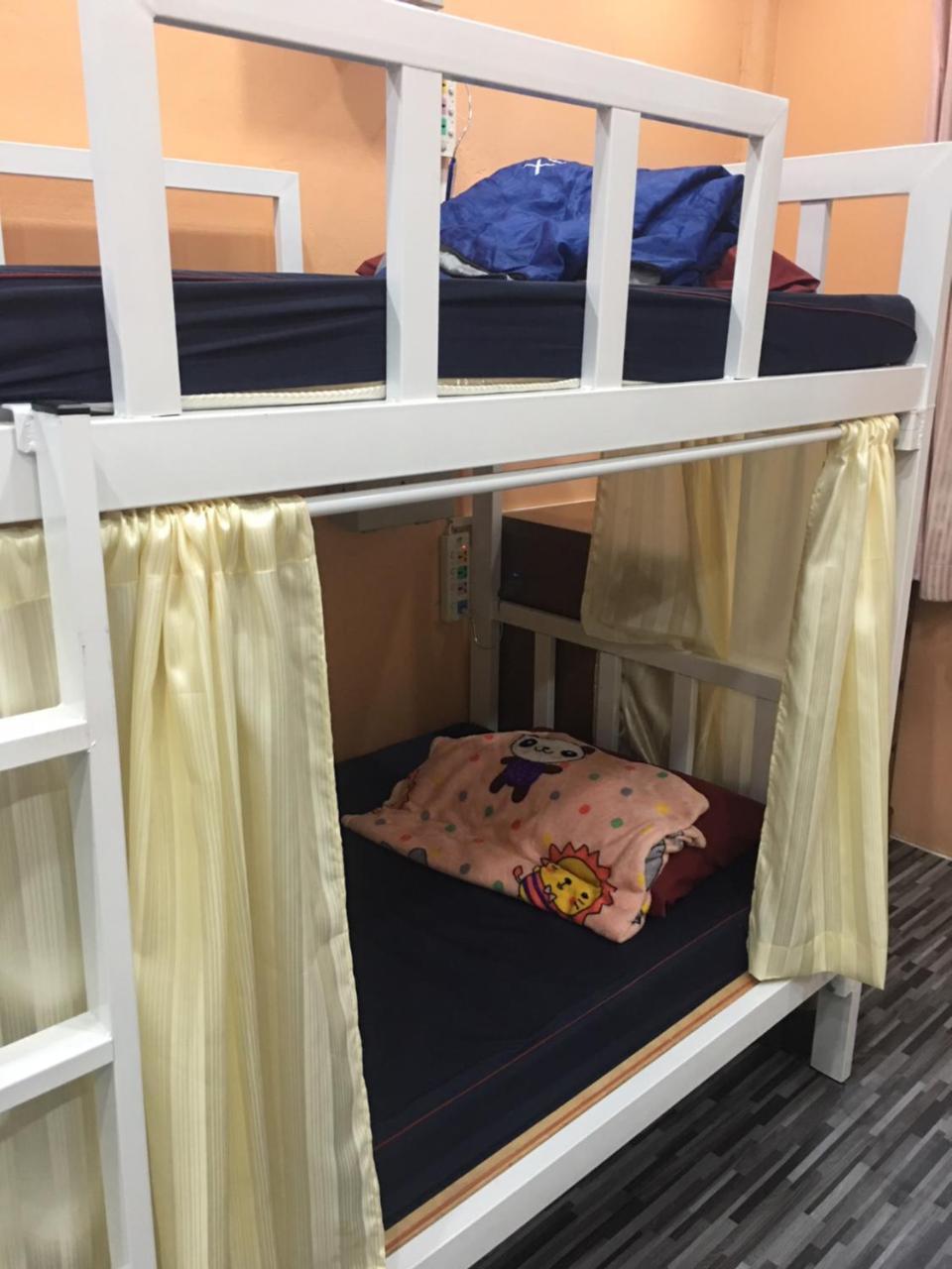 Ama Hostel Банкок Екстериор снимка