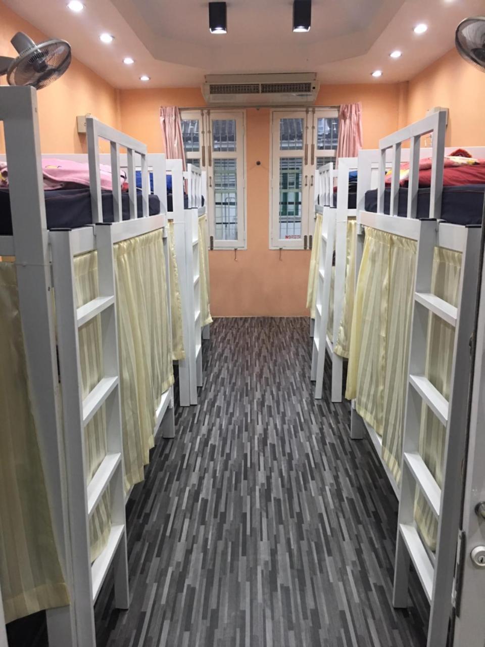 Ama Hostel Банкок Екстериор снимка