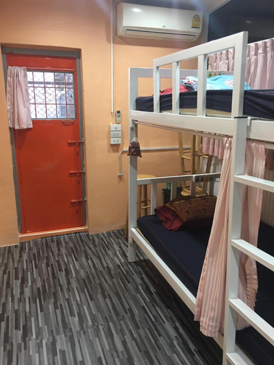 Ama Hostel Банкок Екстериор снимка
